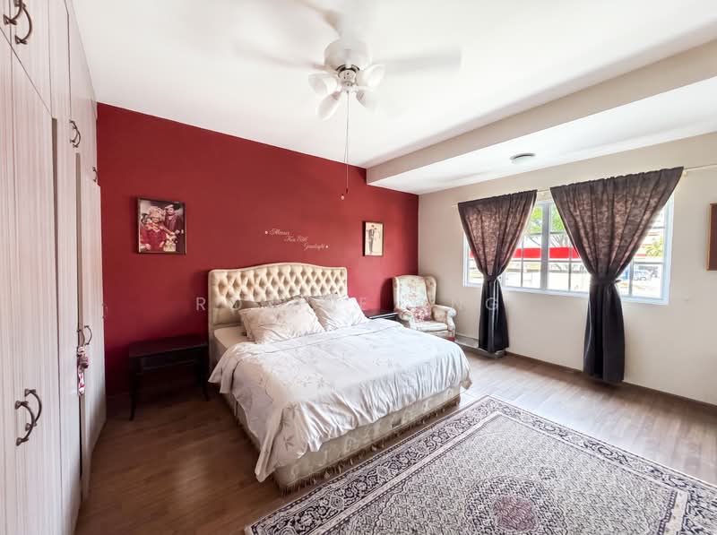 Cheap Sembawang 999 Year Terrace 3 mins walk to mall, Sembawang Road, Jalan Salang, Sembawang Walk, Jalan Kemuning, Jalan Jeruju, Jalan Serengam, Sembawang / Yishun, 4 Bedrooms, 2,700 sqft, Terraced House For Sale, by Roxine Ang, 500244838 - Bedroom - PropertyGuru.com.sg
