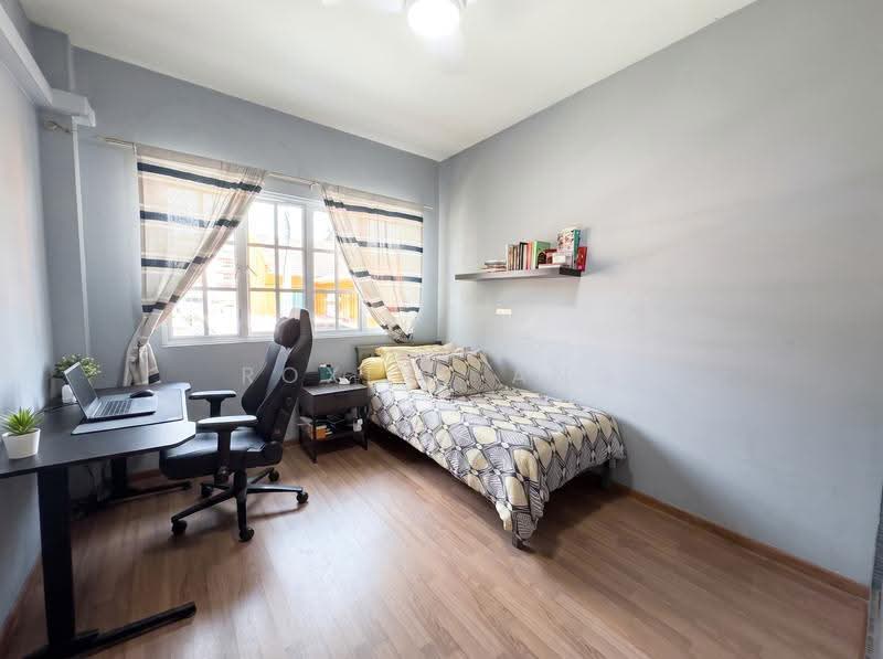 Cheap Sembawang 999 Year Terrace 3 mins walk to mall, Sembawang Road, Jalan Salang, Sembawang Walk, Jalan Kemuning, Jalan Jeruju, Jalan Serengam, Sembawang / Yishun, 4 Bedrooms, 2,700 sqft, Terraced House For Sale, by Roxine Ang, 500244838 - Bedroom - PropertyGuru.com.sg
