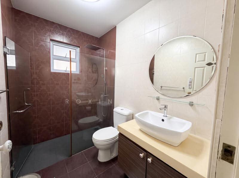 Cheap Sembawang 999 Year Terrace 3 mins walk to mall, Sembawang Road, Jalan Salang, Sembawang Walk, Jalan Kemuning, Jalan Jeruju, Jalan Serengam, Sembawang / Yishun, 4 Bedrooms, 2,700 sqft, Terraced House For Sale, by Roxine Ang, 500244838 - Bathroom - PropertyGuru.com.sg