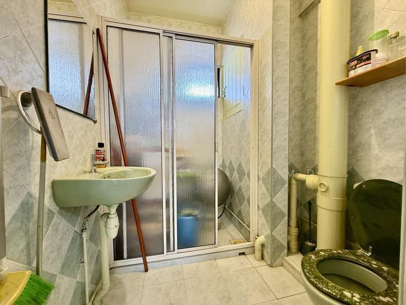 408 Jurong West Street 42, 408 Jurong West Street 42, 3 Bedrooms, 1,561 sqft, HDB Flat For Sale, by Faisal (Ryan MD), 500244886 - Bathroom - PropertyGuru.com.sg
