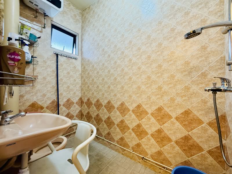 408 Jurong West Street 42, 408 Jurong West Street 42, 3 Bedrooms, 1,561 sqft, HDB Flat For Sale, by Faisal (Ryan MD), 500244886 - Bathroom - PropertyGuru.com.sg