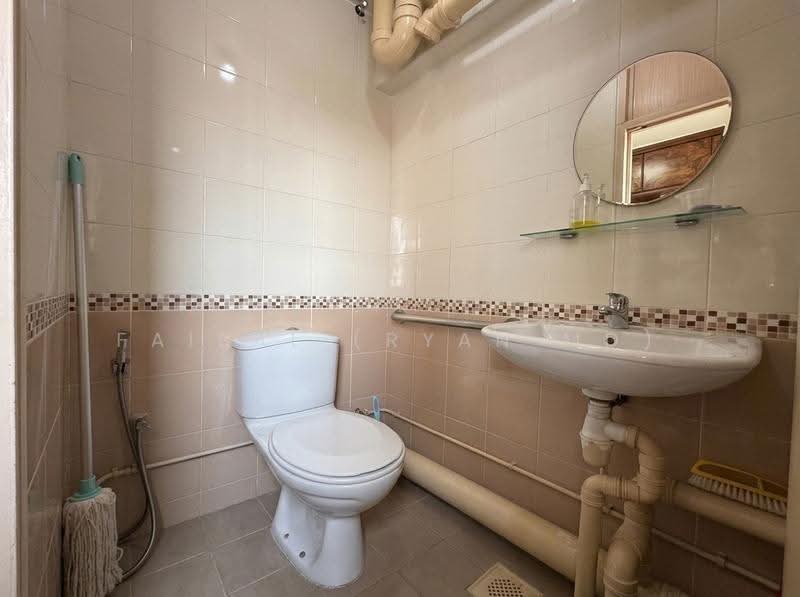408 Jurong West Street 42, 408 Jurong West Street 42, 3 Bedrooms, 1,561 sqft, HDB Flat For Sale, by Faisal (Ryan MD), 500244886 - Bathroom - PropertyGuru.com.sg