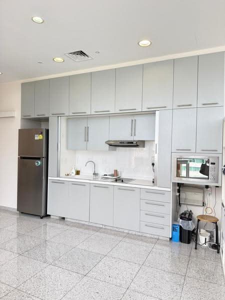 The Central, 12 Eu Tong Sen Street, Boat Quay / Raffles Place / Marina, 743 sqft, Office For Rent, by Michelle Leong, 500244892 - Kitchen - CommercialGuru.com.sg