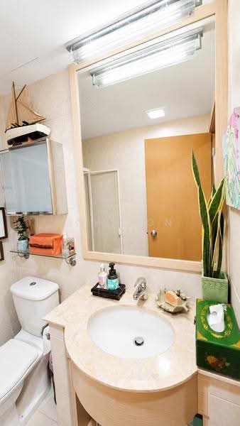 Hillview Regency, 26 Bukit Batok East Avenue 2, Room Rental, 150 sqft, Condominium For Rent, by Johnson Lim, 500244910 - Bathroom - PropertyGuru.com.sg