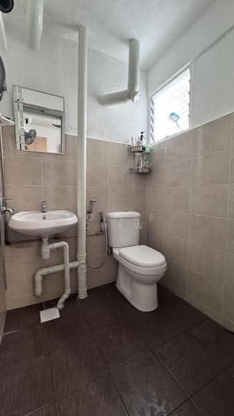 229 Bukit Batok East Avenue 3, 229 Bukit Batok East Avenue 3, Dairy Farm / Bukit Panjang / Choa Chu Kang, 2 Bedrooms, 721 sqft, HDB Flat For Sale, by Joelle Chew, 500244915 - Common Bath (Original) - PropertyGuru.com.sg