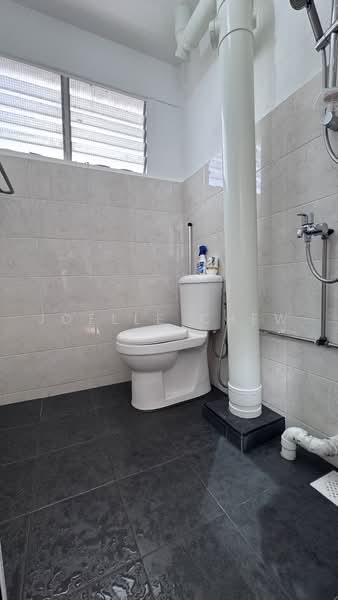 229 Bukit Batok East Avenue 3, 229 Bukit Batok East Avenue 3, Dairy Farm / Bukit Panjang / Choa Chu Kang, 2 Bedrooms, 721 sqft, HDB Flat For Sale, by Joelle Chew, 500244915 - Master Bath (Original) - PropertyGuru.com.sg