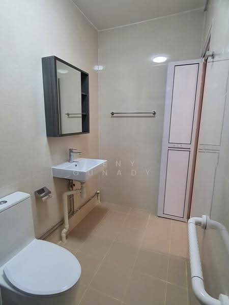 108 Lengkong Tiga, 108 Lengkong Tiga, 4 Bedrooms, 1,571 sqft, HDB Flat For Rent, by Deny Gunady, 500244923 - Bathroom - PropertyGuru.com.sg