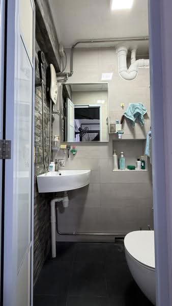 3 Lorong Lew Lian, 3 Lorong Lew Lian, 2 Bedrooms, 779 sqft, HDB Flat For Sale, by Joji Lin, 500244930 - Bathroom - PropertyGuru.com.sg