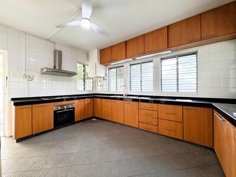 ★ 𝗟𝗮𝗻𝗱𝗲𝗱 𝗘𝘅𝗰𝗲𝗹𝗹𝗲𝗻𝗰𝗲 ★ RARE ELEVATED 8,336 SQFT DETACHED LAND FOR REBUILD IN D10, Jalan Jelita | Holland Grove | Mount Sinai Drive, 6 Bedrooms, 4,000 sqft, Detached House For Sale, by Andy Cheng, 500244931 - Kitchen - PropertyGuru.com.sg
