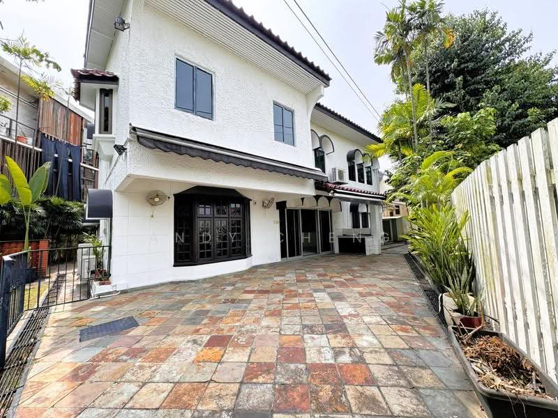 ★ 𝗟𝗮𝗻𝗱𝗲𝗱 𝗘𝘅𝗰𝗲𝗹𝗹𝗲𝗻𝗰𝗲 ★ RARE ELEVATED 8,336 SQFT DETACHED LAND FOR REBUILD IN D10, Jalan Jelita | Holland Grove | Mount Sinai Drive, 6 Bedrooms, 4,000 sqft, Detached House For Sale, by Andy Cheng, 500244931 - Exterior - PropertyGuru.com.sg