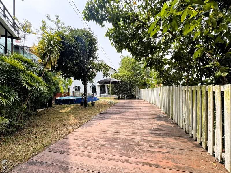★ 𝗟𝗮𝗻𝗱𝗲𝗱 𝗘𝘅𝗰𝗲𝗹𝗹𝗲𝗻𝗰𝗲 ★ RARE ELEVATED 8,336 SQFT DETACHED LAND FOR REBUILD IN D10, Jalan Jelita | Holland Grove | Mount Sinai Drive, 6 Bedrooms, 4,000 sqft, Detached House For Sale, by Andy Cheng, 500244931 - Exterior - PropertyGuru.com.sg