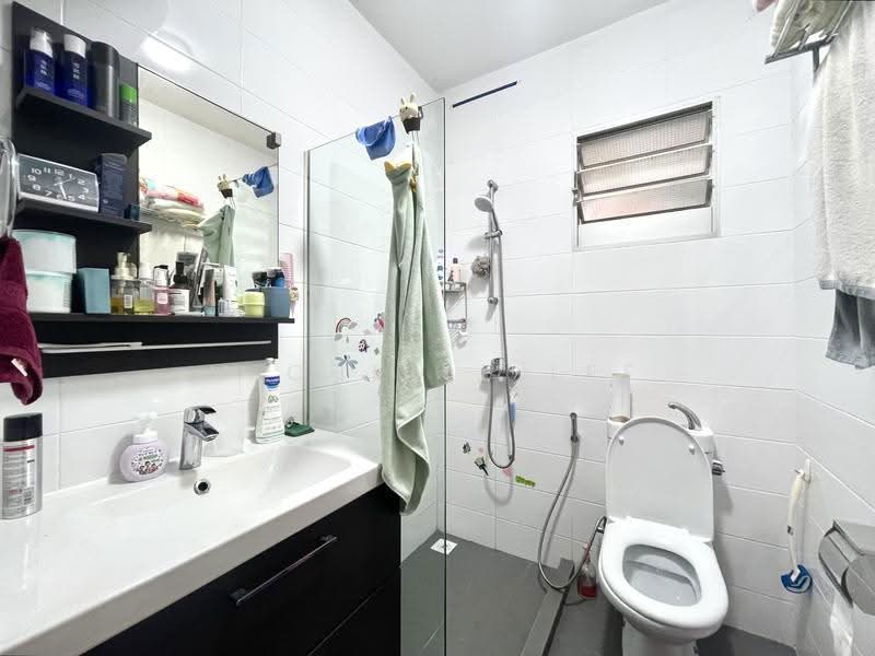 377 Bukit Batok Street 31, 377 Bukit Batok Street 31, 2 Bedrooms, 721 sqft, HDB Flat For Sale, by Michelle Lee, 500244944 - Bathroom - PropertyGuru.com.sg
