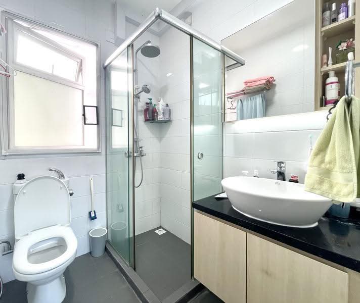 377 Bukit Batok Street 31, 377 Bukit Batok Street 31, Dairy Farm / Bukit Panjang / Choa Chu Kang, 2 Bedrooms, 721 sqft, HDB Flat For Sale, by Michelle Lee, 500244944 - Bathroom - PropertyGuru.com.sg