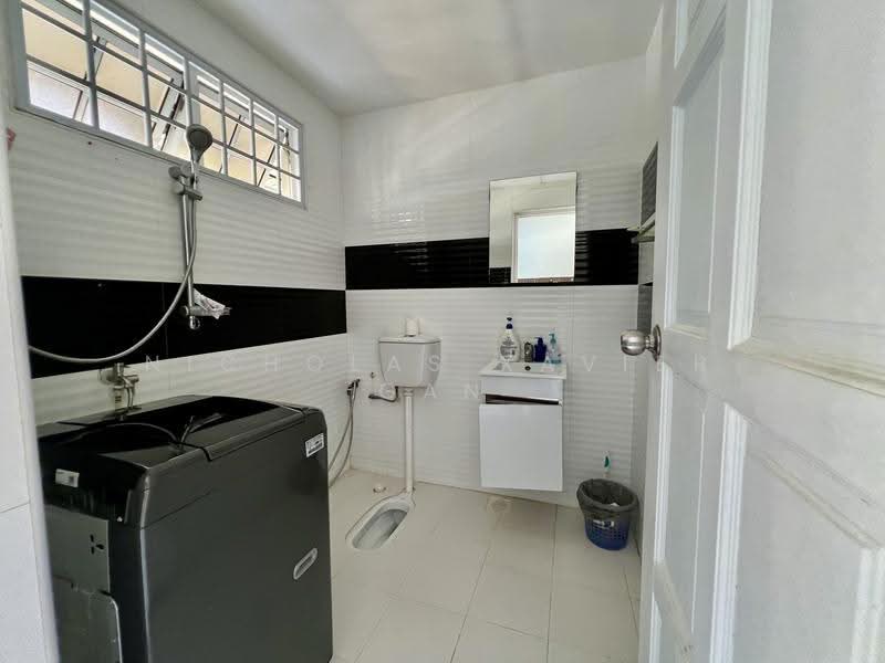 SUPERB LOCATION Freehold Terrace Near MRT | 1km to Tao Nan, CHIJ Katong & Ngee Ann Pri, East Coast Road, Marine Terrace, Telok Kurau Road, Still Road, St Patrick's Road, East Coast / Marine Parade, 5 Bedrooms, 3,220 sqft, Terraced House For Sale, by Nicholas Xavier Gan, 500244967 - Bathroom - PropertyGuru.com.sg