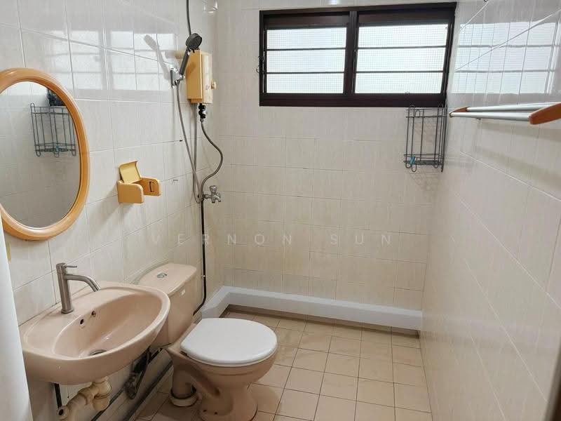 898B Woodlands Drive 50, 898B Woodlands Drive 50, Admiralty / Woodlands, 3 Bedrooms, 1,076 sqft, HDB Flat For Sale, by Vernon Sun, 500244982 - Master Bathroom - PropertyGuru.com.sg