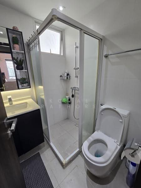 La Casa, 62 Woodlands Drive 16, 3 Bedrooms, 1,163 sqft, Condominium For Rent, by Komal Rathore, 500245024 - Bathroom - PropertyGuru.com.sg