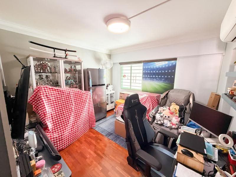 328 Yishun Ring Road, 328 Yishun Ring Road, Sembawang / Yishun, 4 Bedrooms, 1,571 sqft, HDB Flat For Sale, by JOREEN LIM, 500245032 - Living Room - PropertyGuru.com.sg