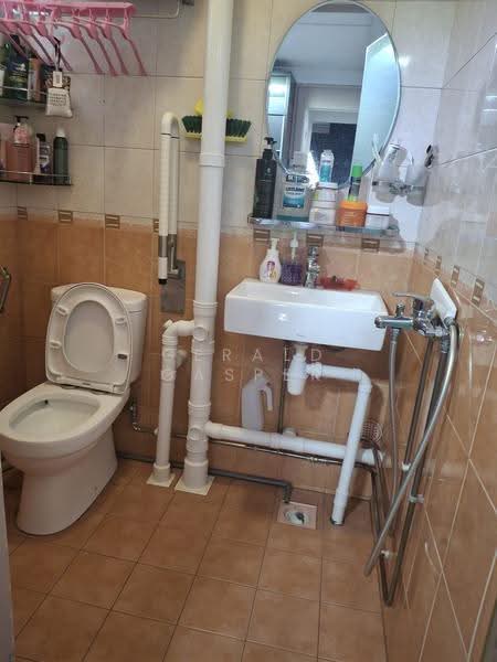 10 Teck Whye Avenue, 10 Teck Whye Avenue, 2 Bedrooms, 721 sqft, HDB Flat For Sale, by Gerald Gasper, 500245043 - Bathroom - PropertyGuru.com.sg
