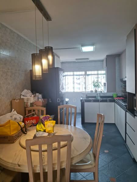 10 Teck Whye Avenue, 10 Teck Whye Avenue, 2 Bedrooms, 721 sqft, HDB Flat For Sale, by Gerald Gasper, 500245043 - Kitchen - PropertyGuru.com.sg