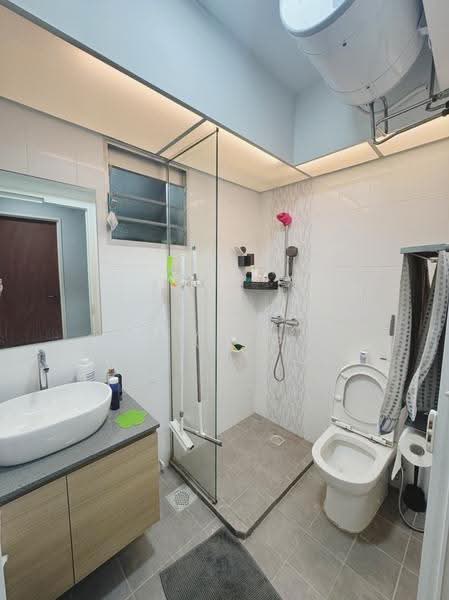 693A Woodlands Avenue 6, 693A Woodlands Avenue 6, 3 Bedrooms, 990 sqft, HDB Flat For Sale, by Wee Kuan Hoe (Eugene), 500245048 - Common WC - PropertyGuru.com.sg