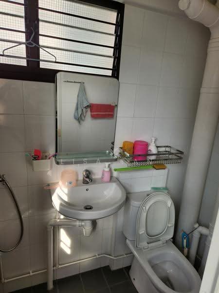 423 Tampines Street 41, 423 Tampines Street 41, Pasir Ris / Tampines, Room Rental, 100 sqft, HDB Flat For Rent, by Lisa Tan, 500245053 - Bathroom - PropertyGuru.com.sg