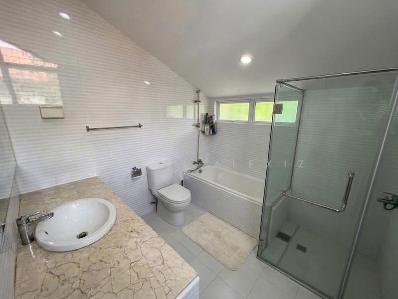 Spacious Resort Home in Chestnut GCBA with garden and swimming pool, Chestnut Crescent, 5 Bedrooms, 4,000 sqft, Detached House For Rent, by Meriell Alexiz Kwek, 500245065 - Bathroom - PropertyGuru.com.sg