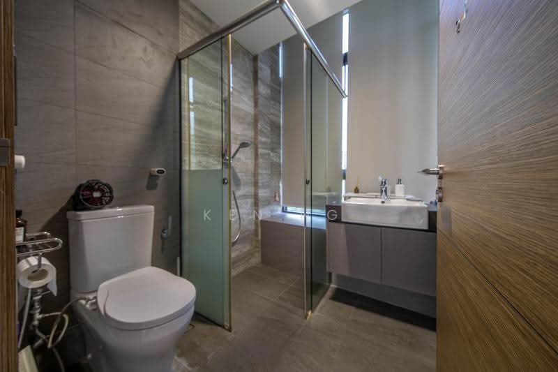 Parkwood Residences, 208 Yio Chu Kang Road, 5 Bedrooms, 1,905 sqft, Condominium For Sale, by Ken Ng, 500245110 - Bathroom - PropertyGuru.com.sg