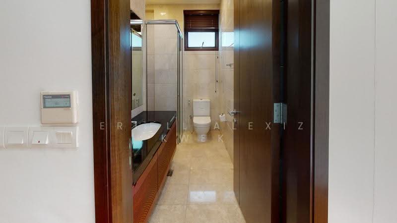 Modern Resort Home near MacRitchie, Lornie Road, 7 Bedrooms, 9,450 sqft, Detached House For Rent, by Meriell Alexiz Kwek, 500245121 - Bathroom - PropertyGuru.com.sg