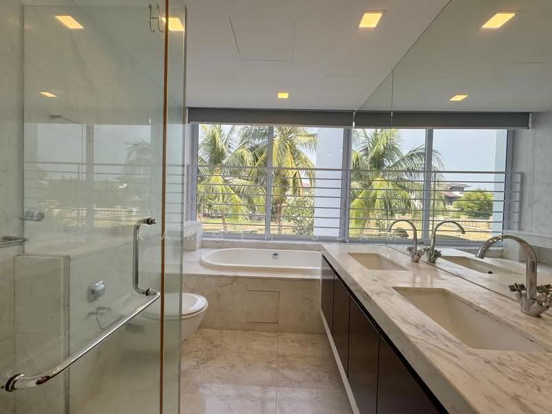 Ocean 8 Sentosa Cove Ocean Drive Landed House Inter-terrace, , 5 Bedrooms, 5,000 sqft, Terraced House For Sale, by Karmen Seam, 500245138 - Bathroom - PropertyGuru.com.sg