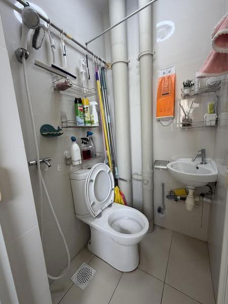 The Amore, 53A Edgedale Plains, Hougang / Punggol / Sengkang, 4 Bedrooms, 1,227 sqft, Condominium For Sale, by Jeffrey Lee, 500245145 - Helper’s Toilet - PropertyGuru.com.sg