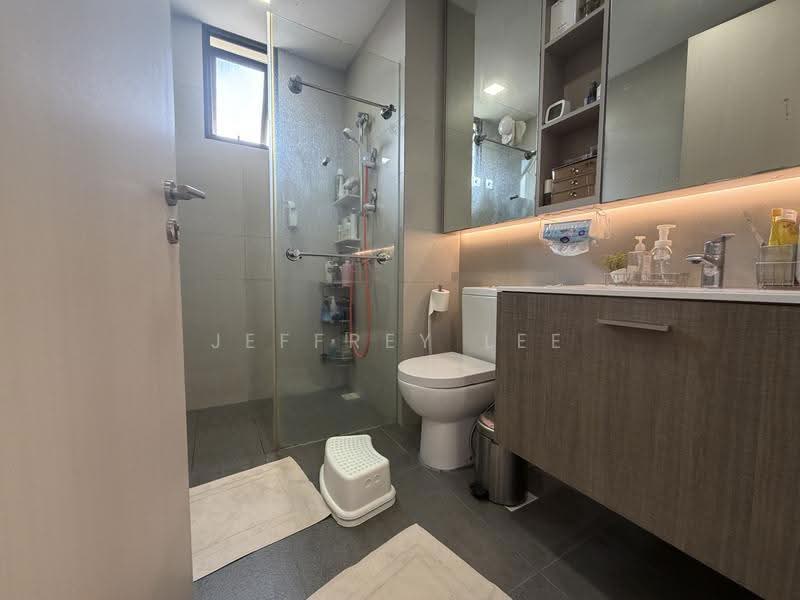 The Amore, 53A Edgedale Plains, Hougang / Punggol / Sengkang, 4 Bedrooms, 1,227 sqft, Condominium For Sale, by Jeffrey Lee, 500245145 - Master bedroom Toilet - PropertyGuru.com.sg