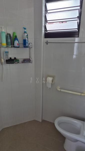304 Jurong East Street 32, 304 Jurong East Street 32, 2 Bedrooms, 721 sqft, HDB Flat For Rent, by Evan Fong, 500245169 - Common Bathroom - PropertyGuru.com.sg