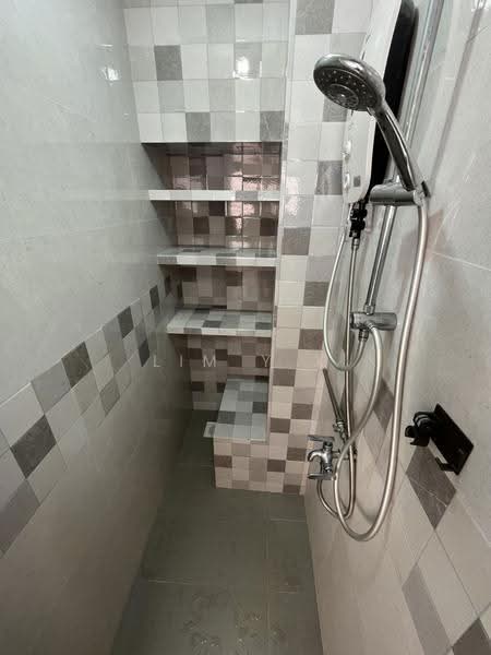 8 Holland Avenue, 8 Holland Avenue, Tanglin / Holland / Bukit Timah, 3 Bedrooms, 882 sqft, HDB Flat For Sale, by Lim Y X, 500245208 - Bathroom - PropertyGuru.com.sg