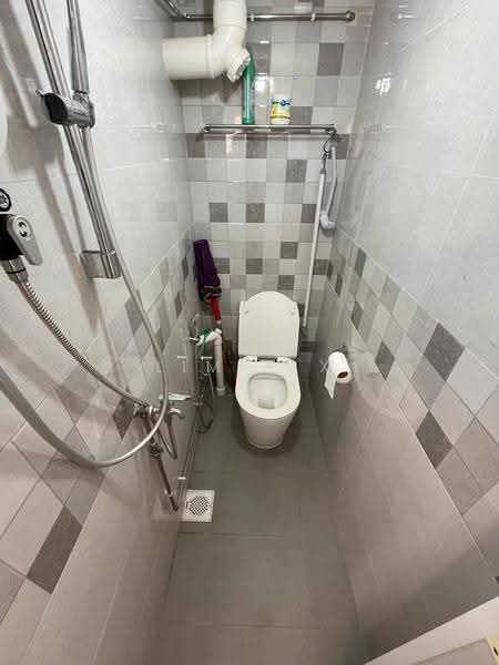 8 Holland Avenue, 8 Holland Avenue, Tanglin / Holland / Bukit Timah, 3 Bedrooms, 882 sqft, HDB Flat For Sale, by Lim Y X, 500245208 - Bathroom - PropertyGuru.com.sg