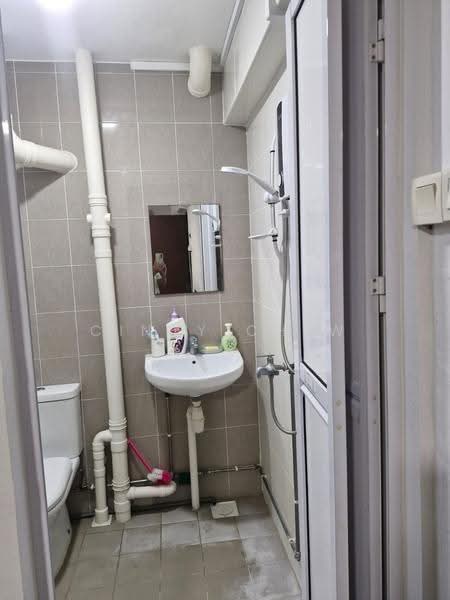296 Tampines Street 22, 296 Tampines Street 22, Pasir Ris / Tampines, Room Rental, 150 sqft, HDB Flat For Rent, by Cindy Chew, 500245223 - Bathroom - PropertyGuru.com.sg