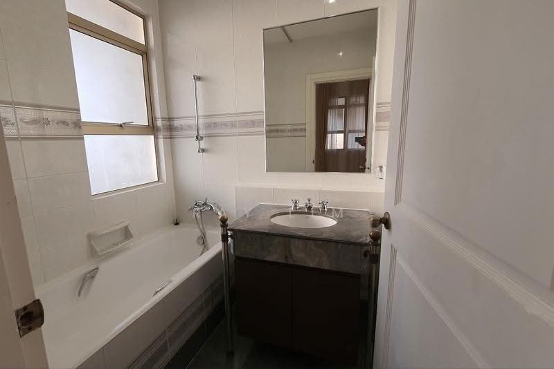 Leonie Condotel, 2 Leonie Hill Road, 4 Bedrooms, 2,769 sqft, Condominium For Rent, by Ray Lim, 500245241 - Bathroom - PropertyGuru.com.sg