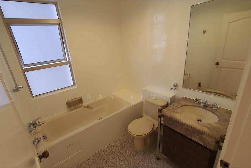 Leonie Condotel, 2 Leonie Hill Road, 4 Bedrooms, 2,769 sqft, Condominium For Rent, by Ray Lim, 500245241 - Bathroom - PropertyGuru.com.sg