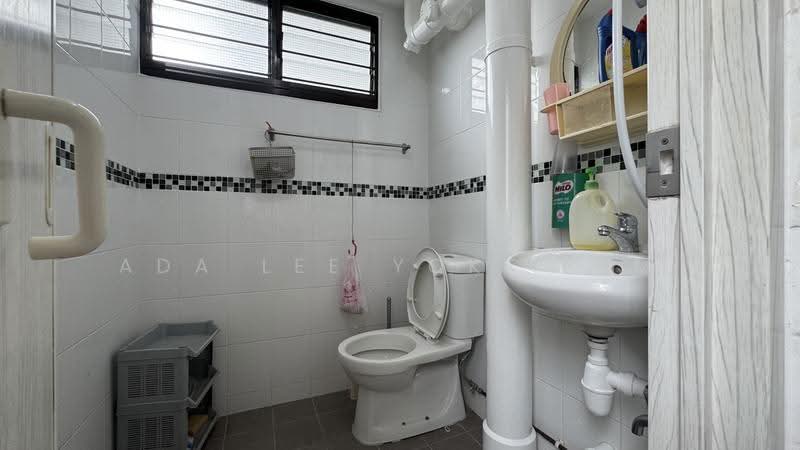 819 Tampines Street 81, 819 Tampines Street 81, 2 Bedrooms, 732 sqft, HDB Flat For Sale, by Ada Lee Yoke Sim, 500245252 - Bathroom - PropertyGuru.com.sg