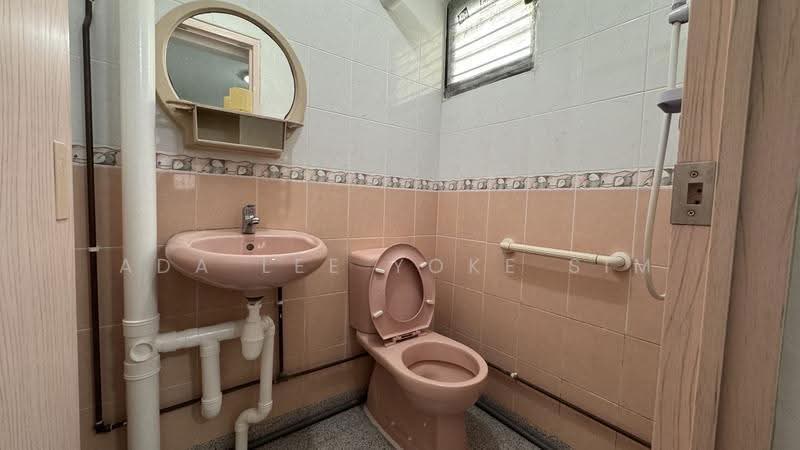 819 Tampines Street 81, 819 Tampines Street 81, 2 Bedrooms, 732 sqft, HDB Flat For Sale, by Ada Lee Yoke Sim, 500245252 - Bathroom - PropertyGuru.com.sg