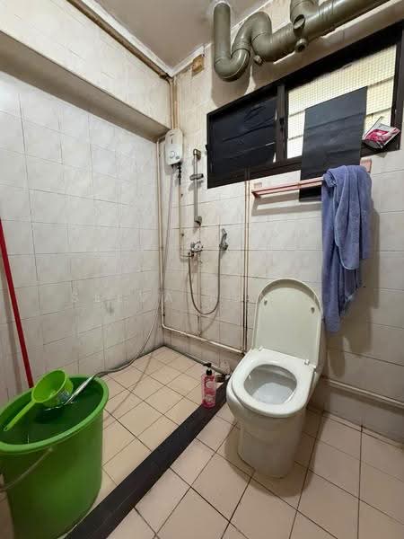 772 Woodlands Drive 60, 772 Woodlands Drive 60, 3 Bedrooms, 1,200 sqft, HDB Flat For Sale, by Selva Kumar, 500245288 - Bathroom - PropertyGuru.com.sg