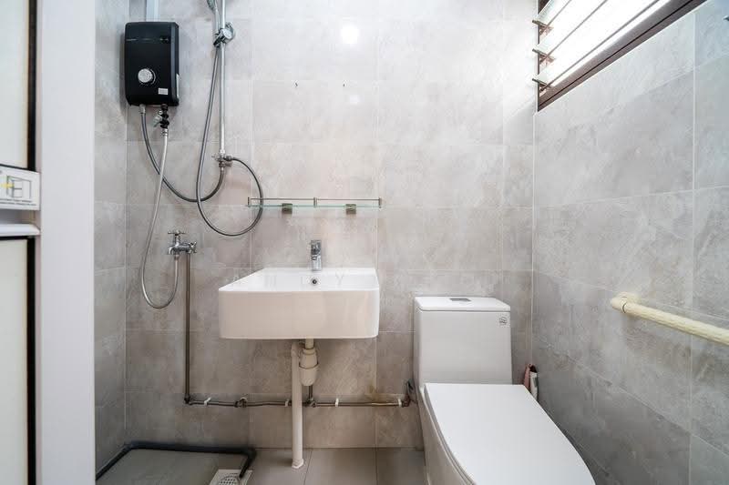261 Serangoon Central Drive, 261 Serangoon Central Drive, Hougang / Punggol / Sengkang, 2 Bedrooms, 689 sqft, HDB Flat For Sale, by Andy Neo, 500245323 - Bathroom - PropertyGuru.com.sg