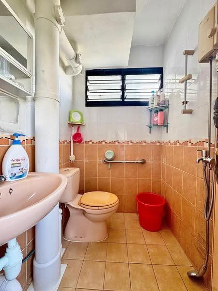 554 Bedok North Street 3, 554 Bedok North Street 3, 2 Bedrooms, 732 sqft, HDB Flat For Sale, by Farah Zack, 500245341 - Bathroom - PropertyGuru.com.sg