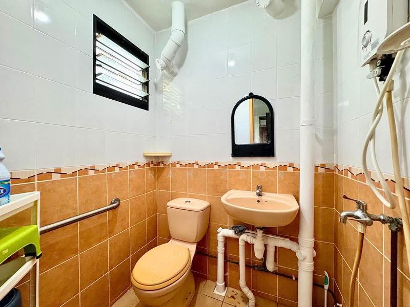 554 Bedok North Street 3, 554 Bedok North Street 3, 2 Bedrooms, 732 sqft, HDB Flat For Sale, by Farah Zack, 500245341 - Bathroom - PropertyGuru.com.sg