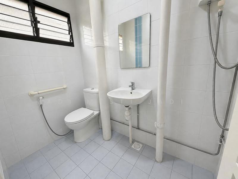 854 Tampines Street 82, 854 Tampines Street 82, Pasir Ris / Tampines, 3 Bedrooms, 1,108 sqft, HDB Flat For Sale, by Adi Mesti Jadi, 500245368 - Bathroom - PropertyGuru.com.sg