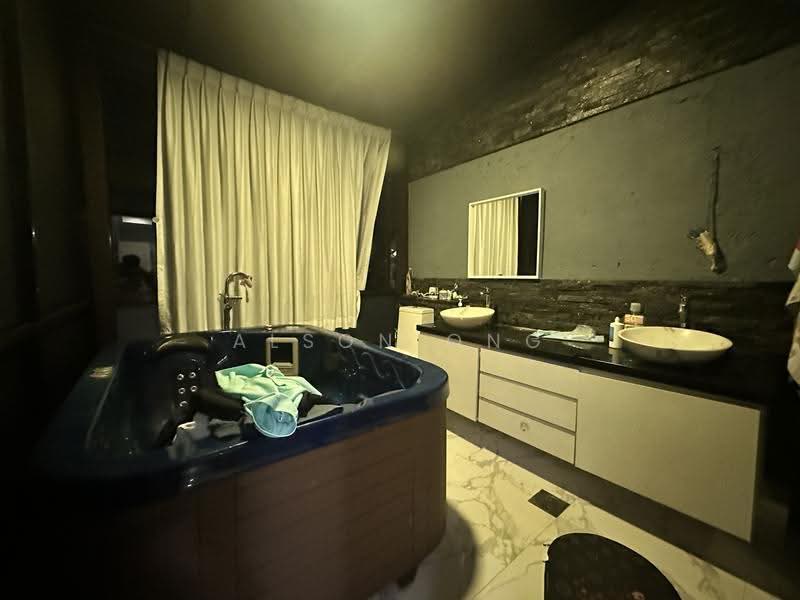 Freehold Landed | Mins Walk to Canberra MRT & Canberra Plaza | District 27 | Sembawang Villas, Sembawang Place, Sembawang / Yishun, 5 Bedrooms, 4,500 sqft, Semi-Detached House For Sale, by Alson Ong, 500245373 - Bathroom - PropertyGuru.com.sg