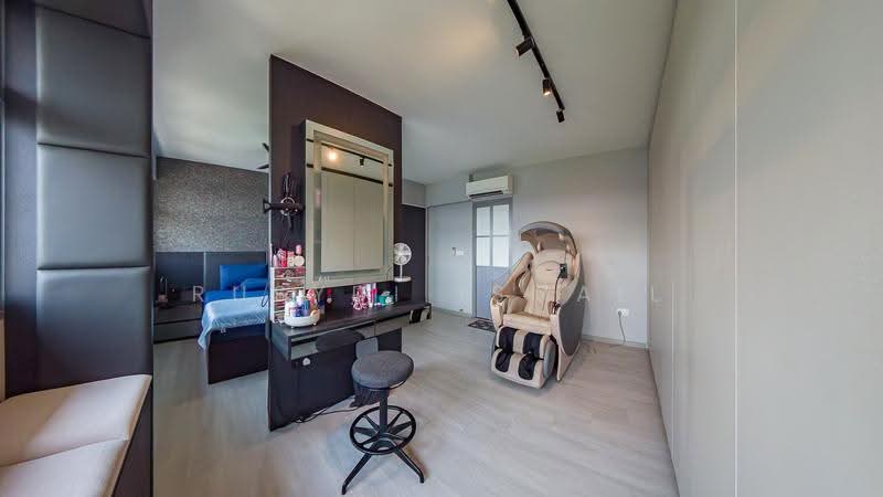 627B Tampines Street 61, 627B Tampines Street 61, Pasir Ris / Tampines, 2 Bedrooms, 1,001 sqft, HDB Flat For Sale, by Rusydi Ismail, 500245380 - Master Bedroom - Dresser table - PropertyGuru.com.sg
