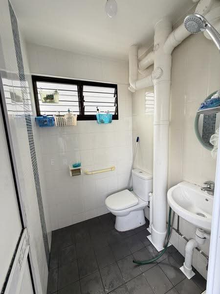 118 Serangoon North Avenue 1, 118 Serangoon North Avenue 1, 3 Bedrooms, 980 sqft, HDB Flat For Rent, by Eric Wong, 500245396 - Bathroom - PropertyGuru.com.sg