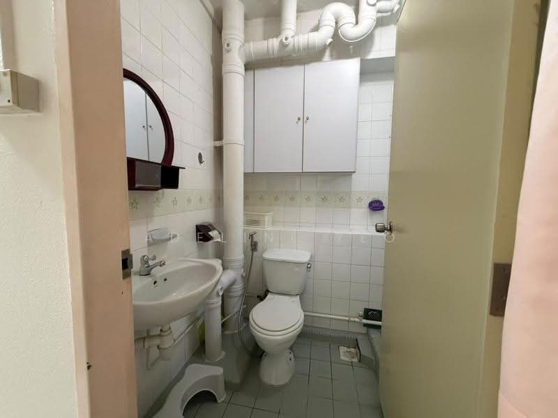 323 Tampines Street 33, 323 Tampines Street 33, 3 Bedrooms, 1,163 sqft, HDB Flat For Rent, by Adeline Yeo, 500245405 - Bathroom - PropertyGuru.com.sg