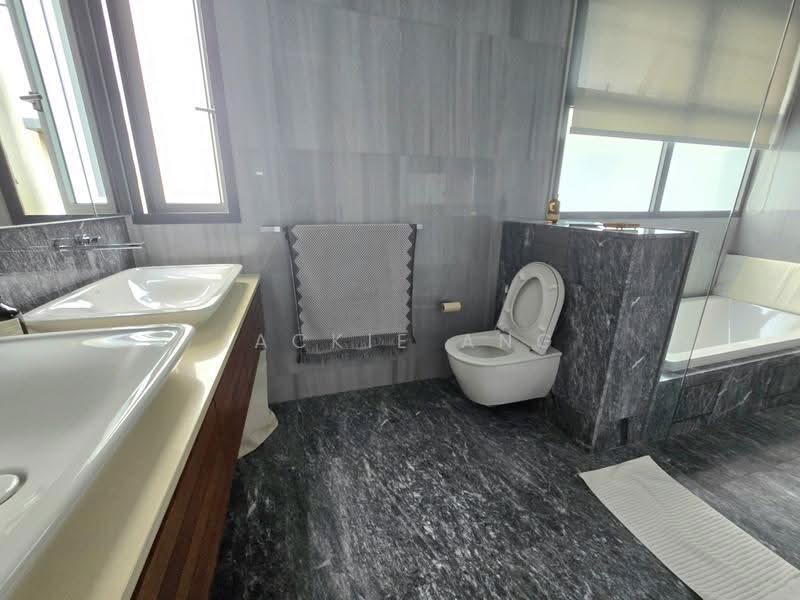 Victoria Park Villas, Victoria Park Grove, Tanglin / Holland / Bukit Timah, 5 Bedrooms, 4,185 sqft, Semi-Detached House For Sale, by Jackie Ang, 500245422 - Bathroom - PropertyGuru.com.sg