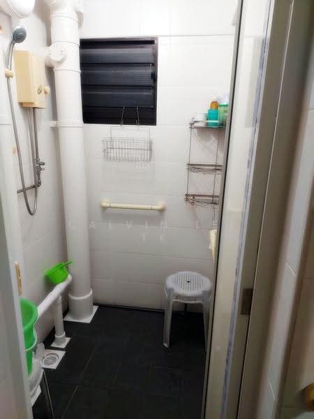 221 Lorong 8 Toa Payoh, 221 Lorong 8 Toa Payoh, 3 Bedrooms, 882 sqft, HDB Flat For Sale, by Calvin Lee TK, 500245431 - Bathroom - PropertyGuru.com.sg